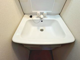 【独立洗面台】 | 永和１丁目　中古テラスハウス | 現地見学当日から承っております♪現地周辺の環境や、駅までの道のりなど周辺環境も合わせてご確認いただき、ぜひご検討ください！