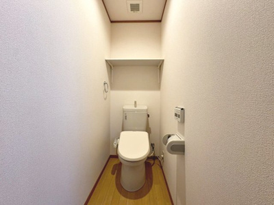 【トイレ】 | 永和１丁目　中古テラスハウス | トイレ１階と２階の２ヶ所あります！忙しい朝や家族の多いご家庭も安心ですね！