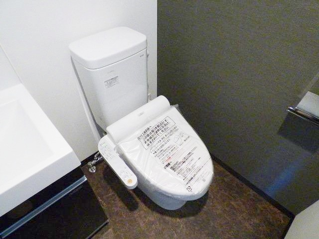 荒川区東日暮里４丁目の賃貸マンションのトイレ