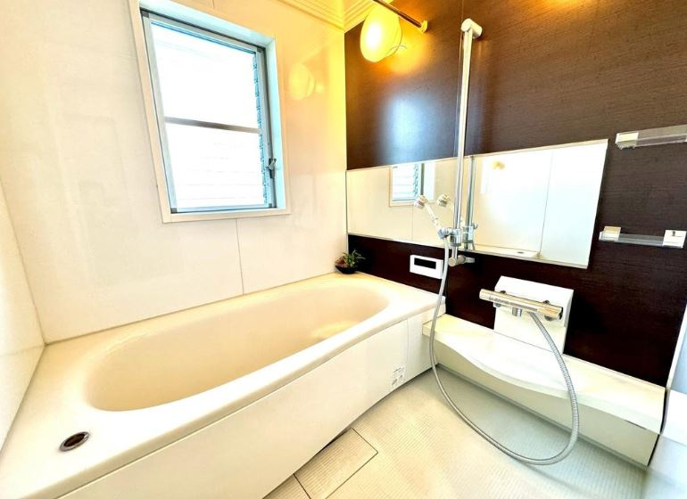 東大阪市出雲井本町　中古戸建の浴室