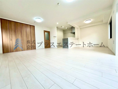 【居間・リビング】 | 須磨妙法寺アーバンコンフォート | 大きな収納付きのリビング♪収納たっぷりなのでスッキリと生活出来ます♪