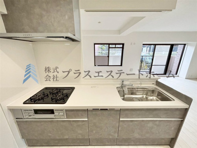 【キッチン】 | 須磨妙法寺アーバンコンフォート | グレーのマーブル調のキッチン♪サッと水拭きだけで綺麗になります♪