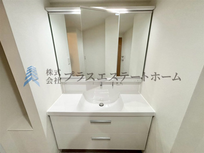 【独立洗面台】 | 須磨妙法寺アーバンコンフォート | 朝の準備が楽にできる独立洗面台です♪身支度やお風呂上がり、寝る前の準備などの際に嬉しい大きな鏡付きです♪