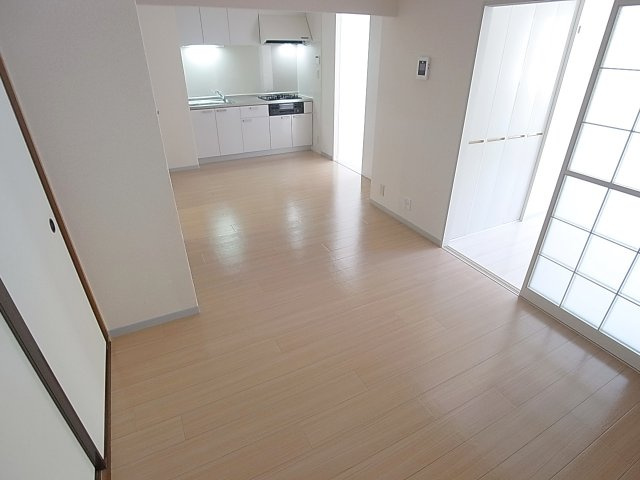 イーストヒルズ平野の居間・リビング|綺麗なフローリングのリビング