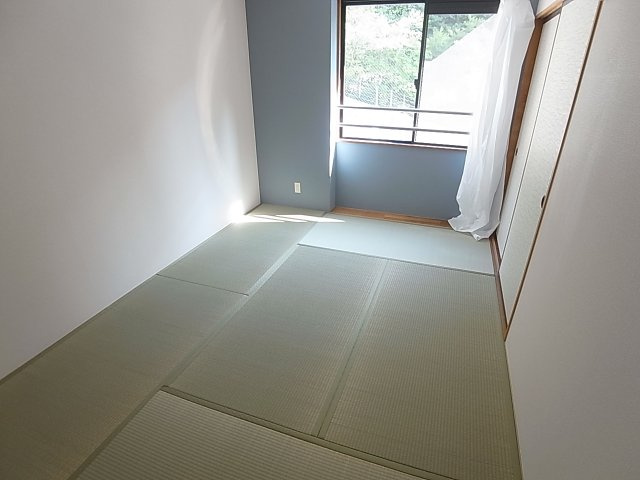 イーストヒルズ平野の内装|寛げる和室