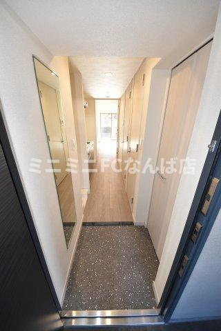 プレサンス大国町ラヴェニールの玄関
