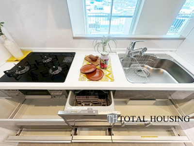 【キッチン】 | サーム北七条 | 食器洗乾燥機付きで家族の食器もピカピカ。後片付けもラクラクこなせて、日々の生活には欠かせない便利設備。環境にもママの手にも優しいのがうれしいですね。