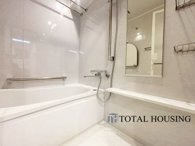 【浴室】 | サーム北七条 | 快適に過ごして頂く為にゆったりサイズのバスタブを用意しました。是非半身浴をお楽しみ下さい。浴室換気乾燥暖房機付きで、ジメジメした季節や雨の日には、浴室内干しも可能！