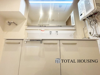 【独立洗面台】 | サーム北七条 | 一日の始まりの朝、歯磨きをしたりメイクや髪をセットしたり・・・使いやすさが考えられた3面鏡です♪シャワー付水栓で洗面台でのシャンプーや毎日の掃除に大変便利ですね♪