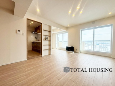 【居間・リビング】 | サーム北七条 | 約18.7帖の広々としたリビングが魅力的♪日当たりもよく居心地の良い空間です。家族とのコミュニケーションが自然と弾むような仕様は、住む人に笑顔をという想いが込められています。