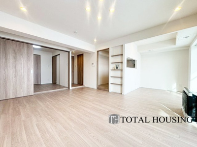 【居間・リビング】 | サーム北七条 | 居室と隣接しており、引き戸を開放してリビングに空間を作ることもできます。リビングは毎日の暮らしの質を左右するメインステージ。住む人が快適に、健やかに過ごせるリビングで憩いの時間を。