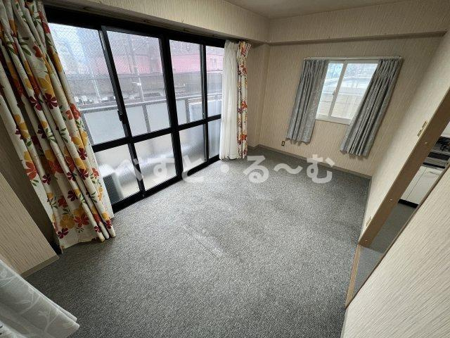 白長ビルの洋室