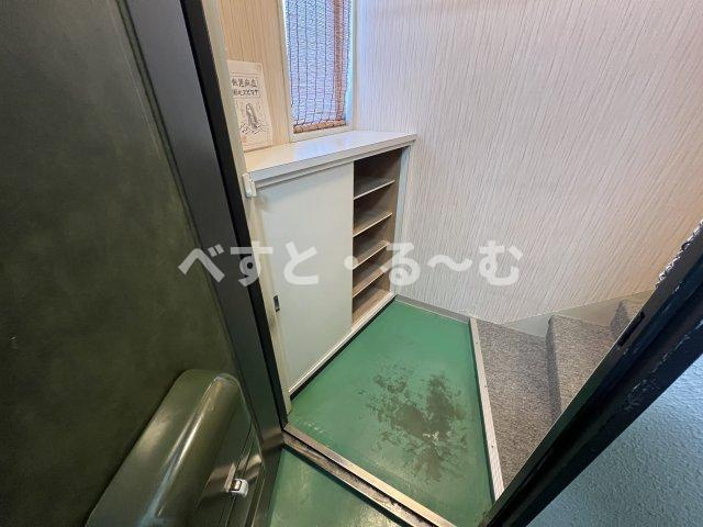 白長ビルの玄関