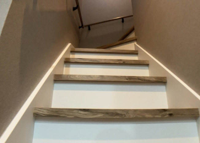 【内装】 | 建物の上下階の通路である階段は、その位置によって動線や室内の印象が大きく左右されます。手摺にも重要な役割があり、転倒の防止・歩行や動作を円滑にして日常生活を支えることを主な目的として設置されています。