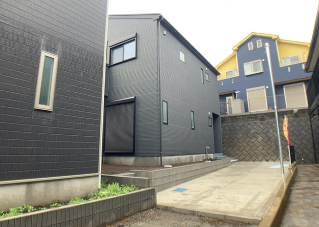 【外観】 | ついに完成致しました！現地をご見学に行く際は、道路の幅や周辺の交通量、施設などをご確認頂くことをおすすめします！物件の流れが早いため、内見をしたい方はお早めに当社営業までお問い合わせ頂きご予約下さい！