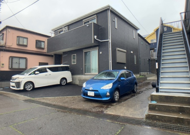 【前面道路含む現地写真】 | 住宅用の土地では前面道路に2m以上接していなければならないと法律で定められています。しかし、お持ちの車のサイズやライフスタイルなどにより、2mでは利便が悪い場合もございますので、事前に確認しましょう。