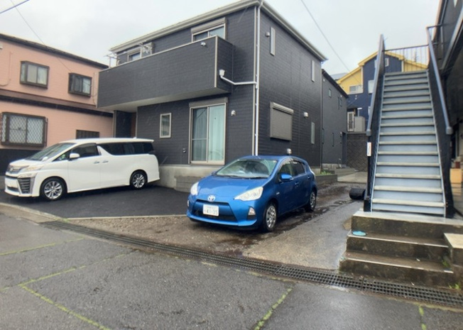 【前面道路含む現地写真】 | お持ちの車種によっては前面道路が広い方が便利でしょう。しかし、前面道路が広ければその分交通量が多くなるため、騒音などが気になる場合があります。実際に現地を見学し、周辺交通量や騒音などを確認しましょう！