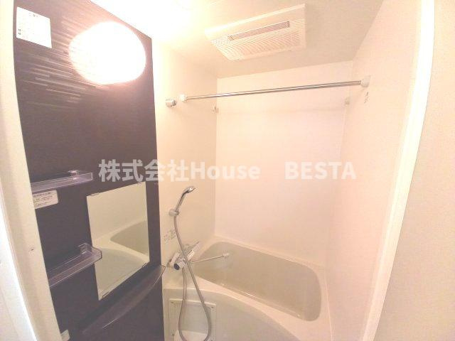 ワールドアイ神戸湊町の浴室