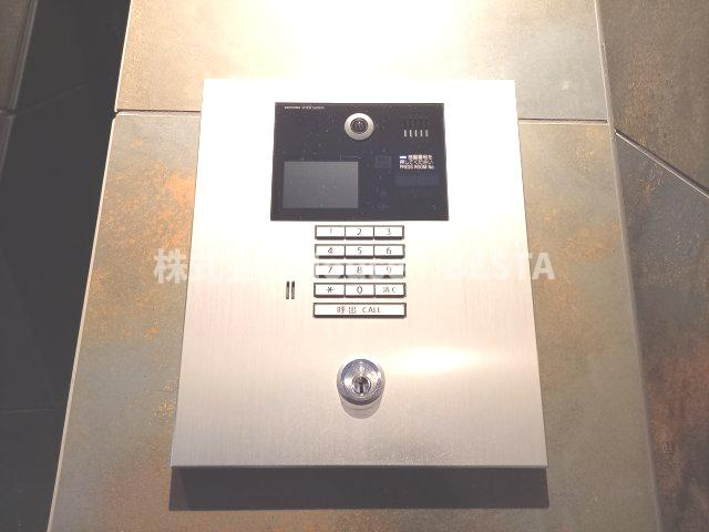 ワールドアイ神戸湊町のエントランス