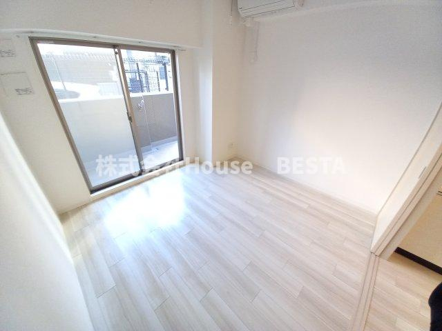 ワールドアイ神戸湊町の洋室