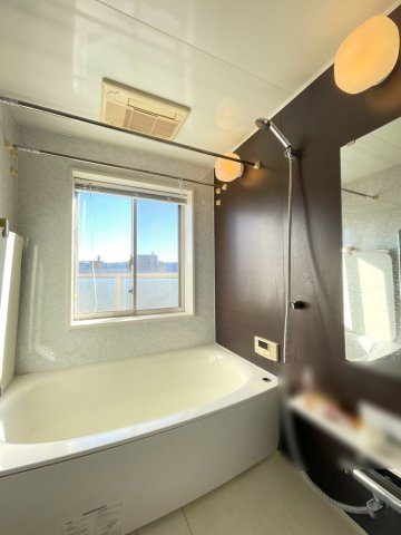 アルファステイツ新屋敷の浴室|浴室には窓があり、夜空の月を眺めながらお風呂に入ることができるそうです。