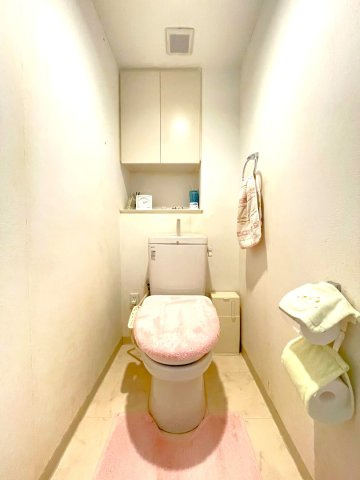 アルファステイツ新屋敷のトイレ|温水洗浄便座付トイレです。芳香剤を置くスペースもあります。