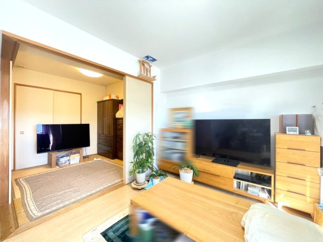 アルファステイツ新屋敷の居間・リビング|和室の襖を開け放してリビングと一体で広々と使うことができます。