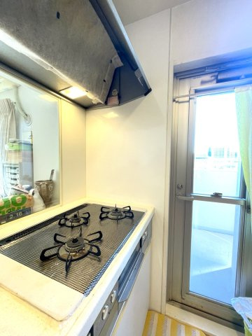 アルファステイツ新屋敷のキッチン|キッチンには勝手口が付いており、日中の自然光を取り入れることが出来ます。また、換気の際にも便利です。