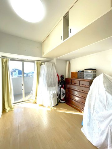 アルファステイツ新屋敷の洋室|北側洋室は約６帖です。吊戸棚を使うことでお部屋を有効的にご使用いただけます。