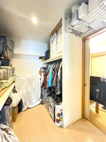 アルファステイツ新屋敷の収納|大容量のウォークインクローゼットは廊下と和室から出入りが可能です。