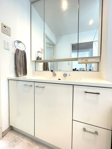 アルファステイツ新屋敷の洗面所|三面鏡付きの洗面化粧台です。