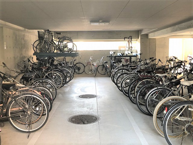 アルファステイツ旭駅前のその他共用部分|雨の日も安心の屋内型駐輪場です。