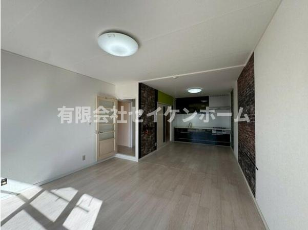 ニュー吹上サンハイツの居間・リビング