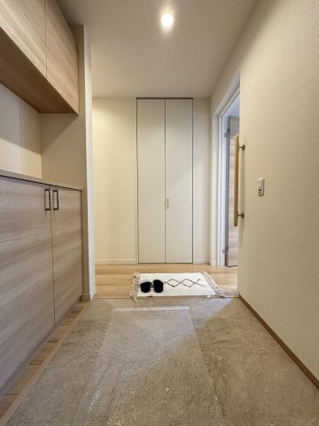 フルハウスの玄関|広々としたリビング♪　※家具付き物件ではございません
