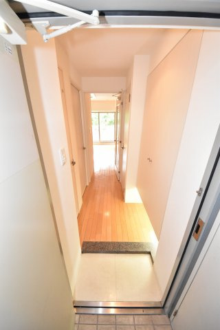 アリスマナーガーデン新町の玄関