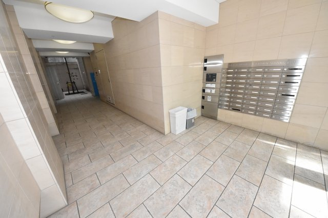 アリスマナーガーデン新町のエントランス