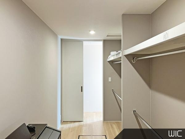 菊池郡菊陽町大字原水の中古一戸建の収納|通り抜けできるウォークインクローゼットです。パイプが２段となっており、たくさんの洋服を収納できます。