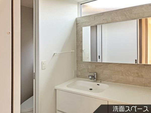 菊池郡菊陽町原水　平屋建の独立洗面台|独立型の造作洗面台です。２人ならんでも余裕のある広さで、家族の支度もスムーズです。