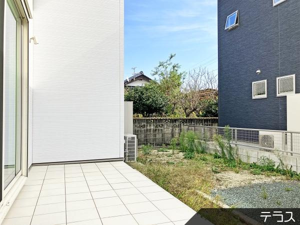 菊池郡菊陽町大字原水の中古一戸建の庭|リビング南側のテラスです。タイル貼りでＢＢＱやプール遊びにも使えます。
