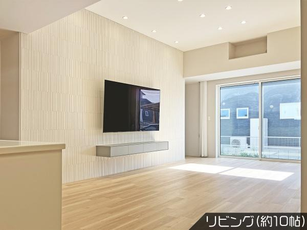 菊池郡菊陽町大字原水の中古一戸建の居間・リビング|リビングには７７型壁掛けＴＶが設置されています。