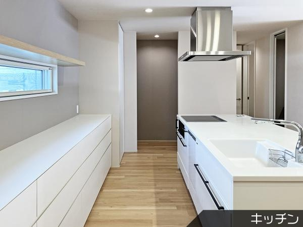 菊池郡菊陽町原水　平屋建のキッチン|キッチン横にはパントリーもあり、使い勝手の良い配置となっています。