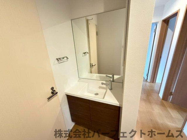 幾野4丁目戸建の独立洗面台|2階独立洗面台