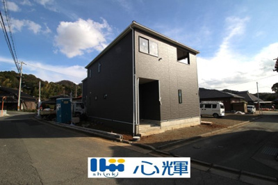 【外観】 | クレイドルガーデン山口市嘉川第４（２号棟）　 | 現地（2025年12月25日撮影）室内・外構工事中です。
明るい日差しが差し込む現地。ぜひ現地をご覧ください。
