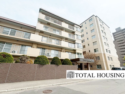 【外観】 | ファミール大谷地 | 周辺の穏やかな住宅街に溶け込みながらも、しっかりとした佇まいと落ち着いた色合いが安心感を与えるマンションです。