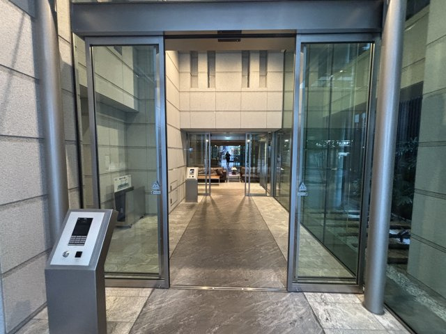 クリオレジダンス八王子ザ・マークスのエントランス|正面エントランスは安心のダブルオートロック仕様です。タッチキーで解錠ができます。
