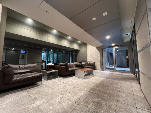 クリオレジダンス八王子ザ・マークスのロビー|エントランスホールにソファあり。空調が効いており夏涼しく冬は温かく皆さまの帰りを迎えてくれます。