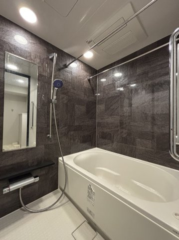 クリオレジダンス八王子ザ・マークスのロビー|エントランスホールにソファあり。空調が効いており夏涼しく冬は温かく皆さまの帰りを迎えてくれます。