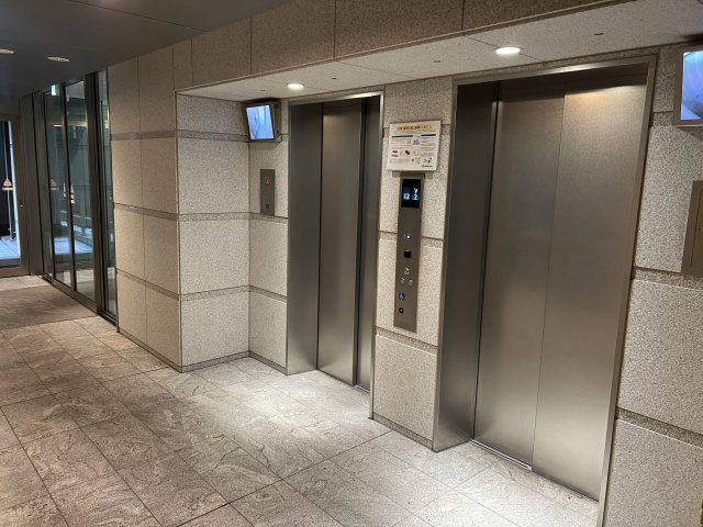 クリオレジダンス八王子ザ・マークスのロビー|エントランスからエレベーターホールまですぐ、無駄のない動線設計が魅力です。エレベーター２基は防犯カメラ付きで安心。高速運転仕様のため、お部屋からストレスなく移動できます。