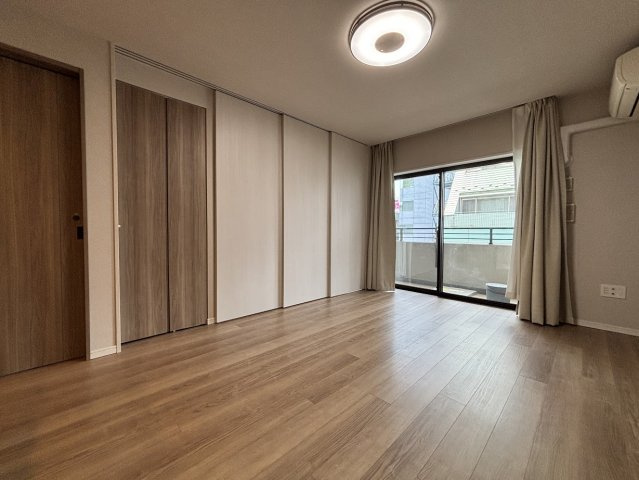 クリオレジダンス八王子ザ・マークスのロビー|エントランスからエレベーターホールまですぐ、無駄のない動線設計が魅力です。エレベーター２基は防犯カメラ付きで安心。高速運転仕様のため、お部屋からストレスなく移動できます。