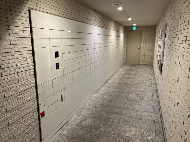 クリオレジダンス八王子ザ・マークスの設備|エレベーターホールの横にはメールボックスと宅配BOXがございます。鍵をかざすと自動で開く仕様でとても便利です。